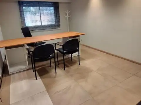 Oficina 8 ambientes con 2 baños
