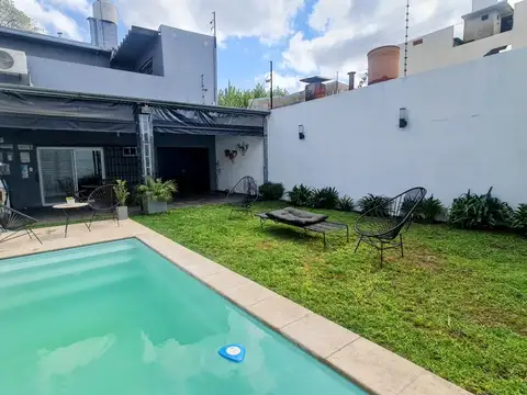 VENTA CASA 5 AMB CON PILETA, FONDO, COCHERA DOBLE BERNAL