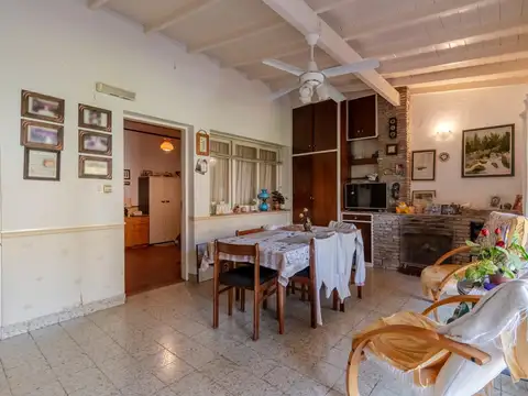 Excelente casa en venta en Olivos, con gran jardín, piscina y amplio potencial de expansión.