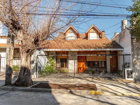 Excelente casa en venta en Olivos, con gran jardín, piscina y amplio potencial de expansión.