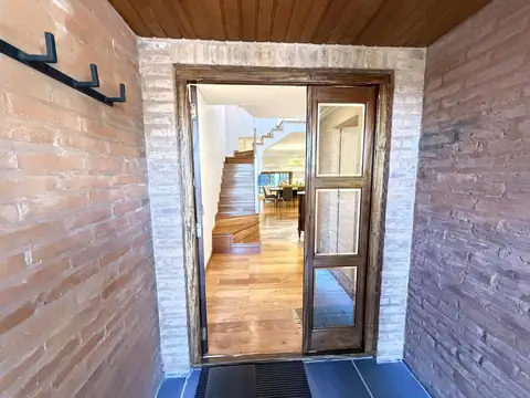 Casa 6 ambientes con 4 baños