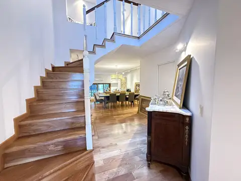 Duplex con jardin y pileta, impecable.