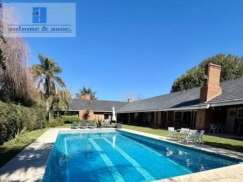 Casa en 1 planta muy buena calidad y en impecable estado  