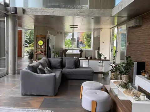 Casa en Venta con 4 cocheras
