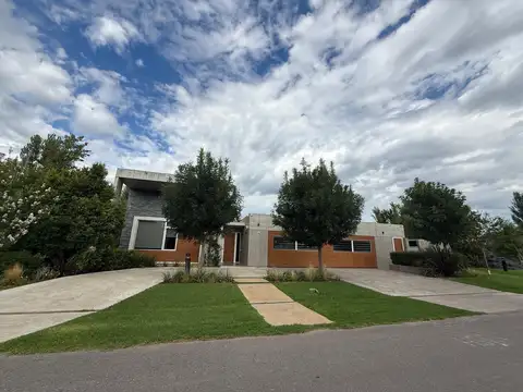 CASA PREMIUM DE CUATRO DORMITORIOS VENTA PISCINA Y JARDIN FUNES ROSARIO