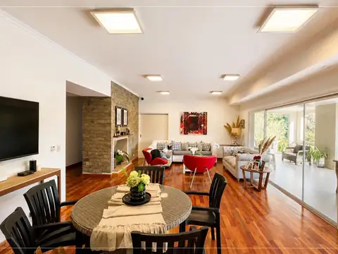 Casa en Venta con 2 cocheras