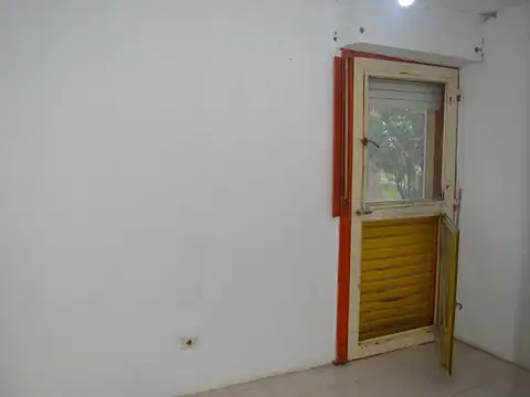 vendo departamento 4 habitaciones. Planta baja