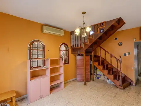 Casa 7 ambientes con 2 baños