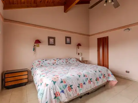 CASA 7 AMBIENTES EN VENTA SAN JUSTO CON PILETA