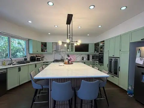 Casa 6 ambientes con 5 baños
