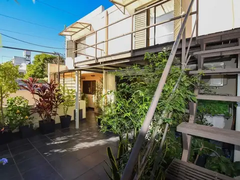 CASA TRES DORMITORIOS EN ABASTO CON AMPLIO PATIO EN VENTA