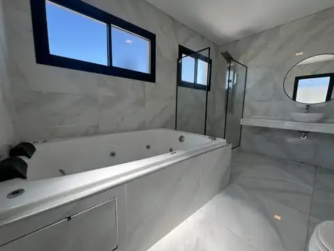 Casa en Venta con 4 cocheras