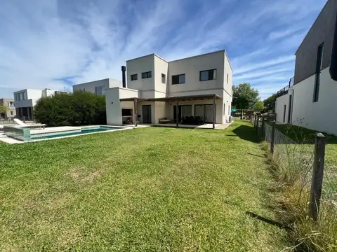Casa 5 ambientes con 4 baños