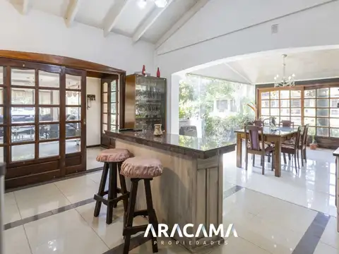 Casa en Venta con 2 cocheras