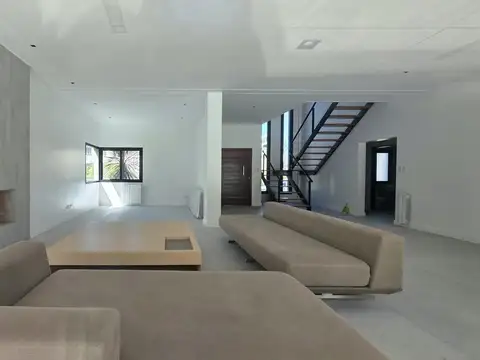 Casa 4 ambientes con 5 baños