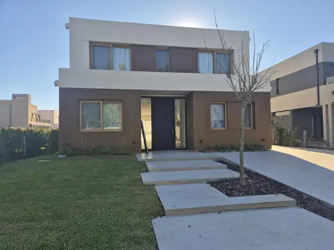 Moderna Casa en Venta en Carpinchos - Nordelta