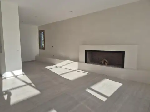 Moderna Casa en Venta en Carpinchos - Nordelta