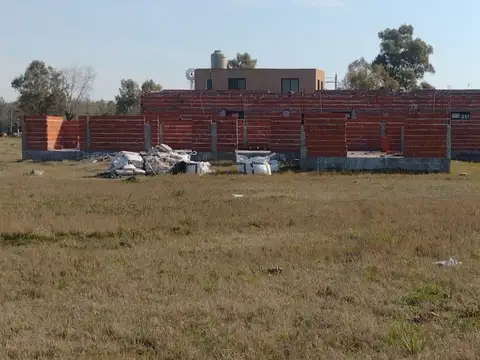 Lote en Villa Ruiz con construcción nueva.