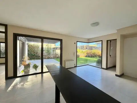 Casa en Alquiler con 1 cochera