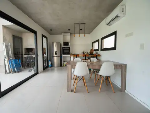 CASA EN VENTA LA PLATA BARRIO OMBÚ  2 DORMITORIOS