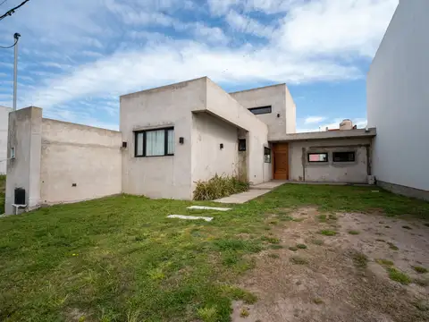 CASA EN VENTA LA PLATA BARRIO OMBÚ  2 DORMITORIOS