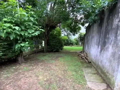 Terreno en venta, en Gonnet, con casa a refaccionar