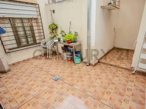 VENTA PH 3 AMB. CON ESCRITORIO Y PATIO EN MONTE CASTRO. EVALÚA PERMUTA. APTO CRÉDITO