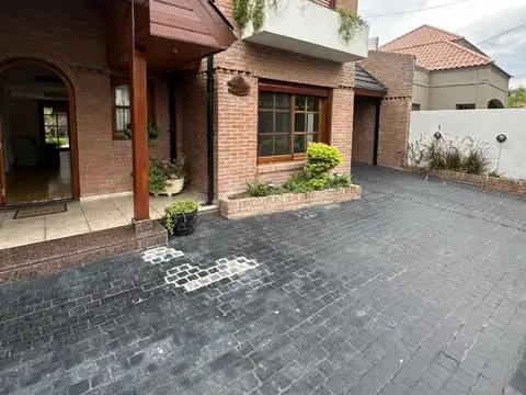 CASA 6 AMB. SOBRE LOTE DE 20X40 BARRIO UNO EXCELENTE UBICACION