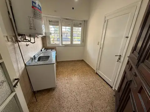 Departamento tipo casa con frente a Av. Gral Paz. Apto prof