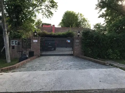 EN VENTA CASA CON PILETA  LOTE DE 1470M2 Bº BELLO HORIZONTE