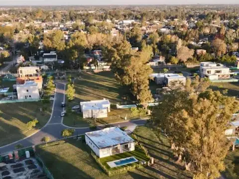 Lote interno en esquina en venta Barrio Santa Emilia