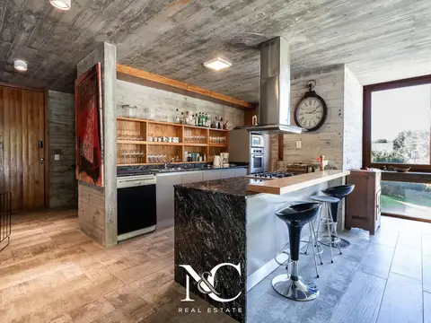 Casa 6 ambientes con 4 baños