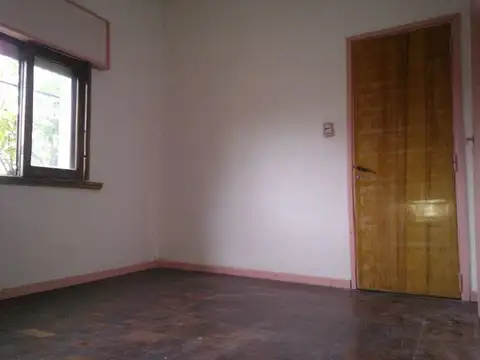 17 e/ 63 y 64 Al Frente, 2 dormitorios, amplio living comedor, baño. Sin Expensas