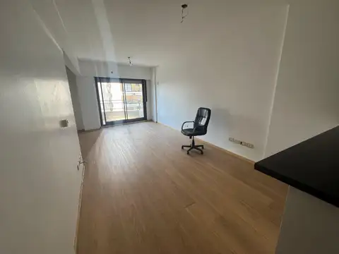 HERMOSO MONOAMBIENTE MODERNO AL FRENTE CON BALCON - COCHERA FIJA CUBIERTA