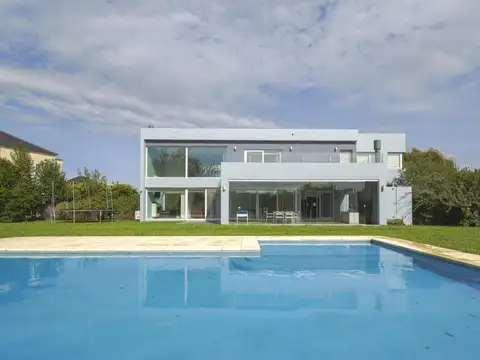 Venta Casa 6 Ambientes en Barrio Haras Santa Maria- Los Robl