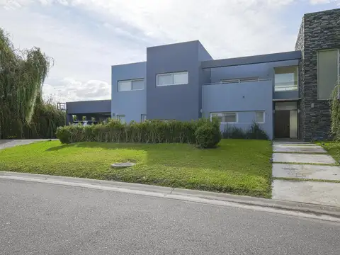 Casa en Venta con 4 cocheras
