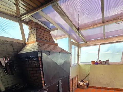 VENTA PH 5 AMBIENTES MUY AMPLIO - MONTE CASTRO