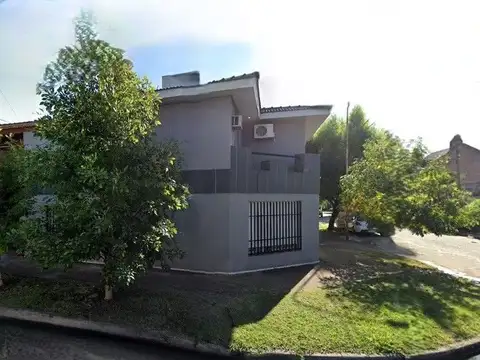 *EXCELENTE CASA 6 AMB. EN 2 PLANTAS  *SOBRE LOTE DE 18 X 11 EN ESQUINA