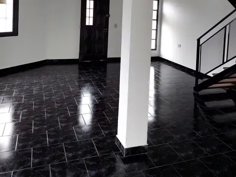 Casa 6 ambientes con 2 baños
