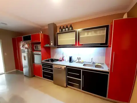 Casa 4 ambientes con 2 baños