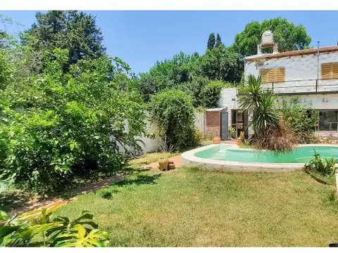 Casa 2 plantas céntrica, cercana zona liceo.