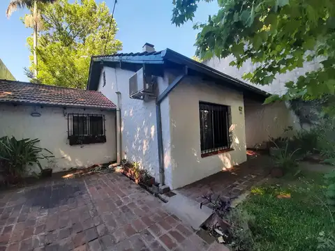 Unico ! Casa en alquiler en Parque Cisneros 3 dormitorios   cochera fondo apto mascotas excelente