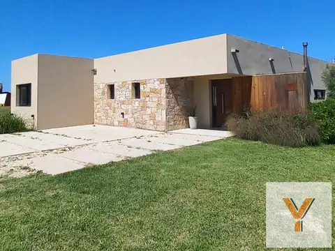 Casa en venta - 2 Dormitorios 3 Baños - Miramar