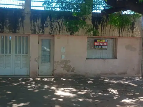 CASA EN VENTA 2 DORMITORIOS CON PATIO Y COCHERA