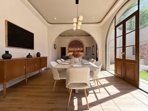 VENTA - Casa al frente de 3 dormitorios, cochera y patio con pileta - Lourdes, Rosario.