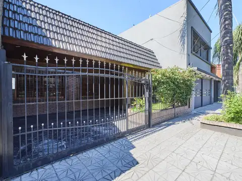 Casa en Venta 4 AMB | Barrio Naon | C/Garage, Patio, Parrilla y Terraza | 227m2