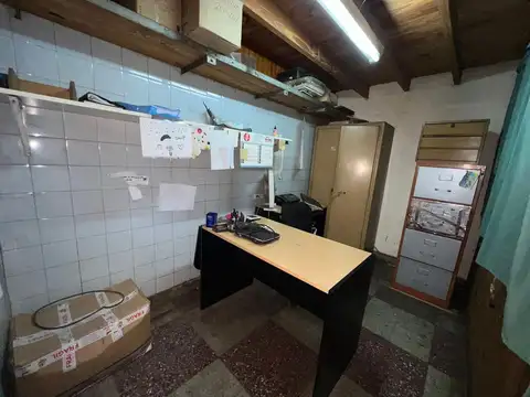 LOCAL DE 120 MTS, AV VELEZ SARSFIELD A 3 CUADRAS DE ESTACIÓN