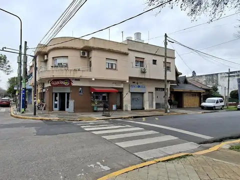 Local  con vivienda en Hipolito Yrigoyen y Av. Mitre- Florida - En Venta