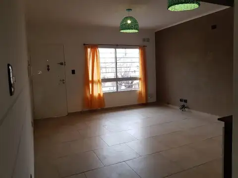 DEPARTAMENTO DOS AMBIENTES Y MEDIO EN VENTA AL FRENTE