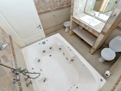Casa 4 ambientes con 3 baños